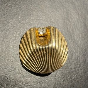 Vintage Scalloped design gold tone brooch